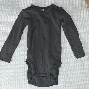 ✨NEW!!✨ NW/outT H&M ribbed dark grey long sleeve onesie 2T